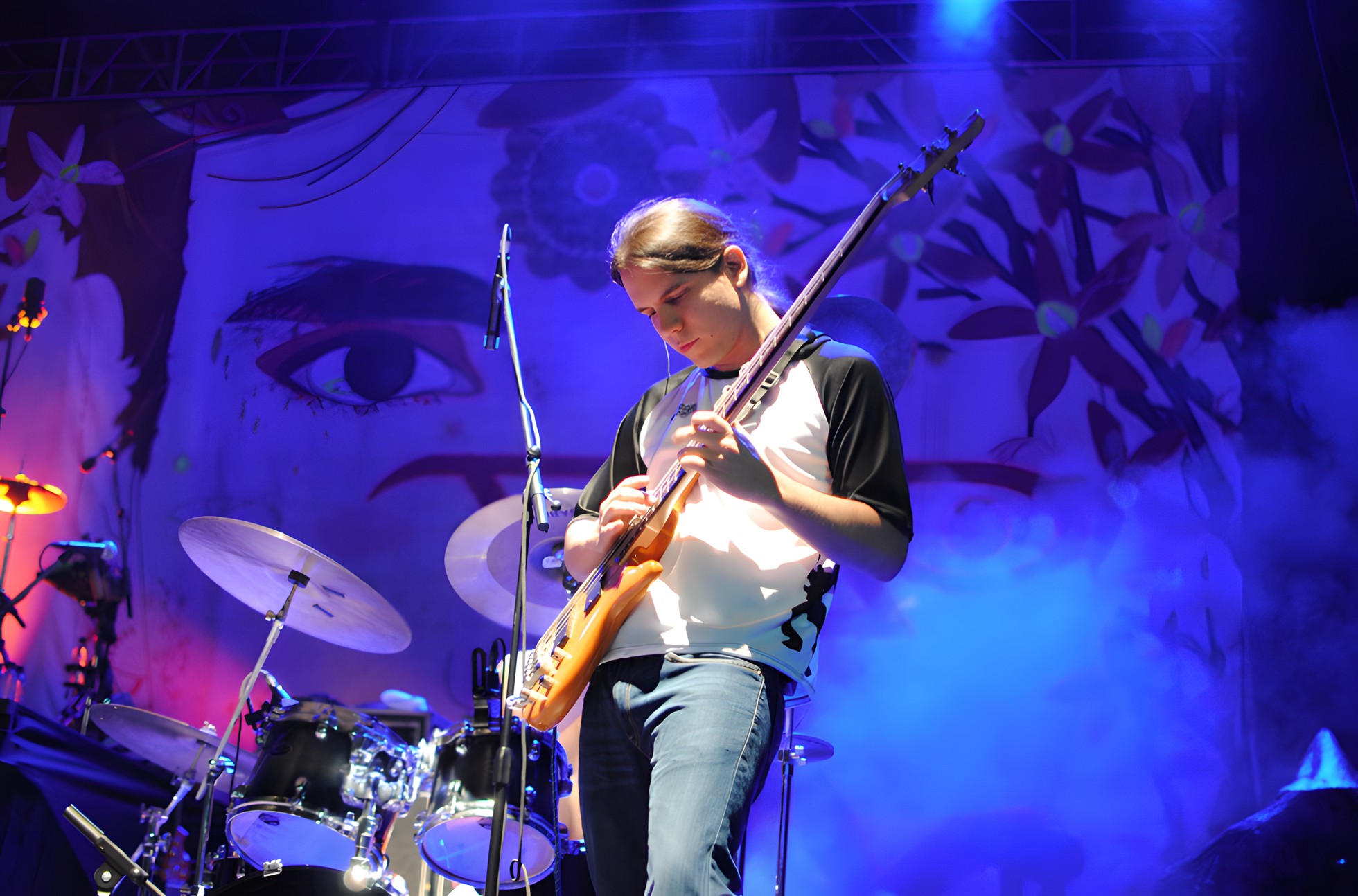 Jorge con el bajo en la tarima de Steve Vai